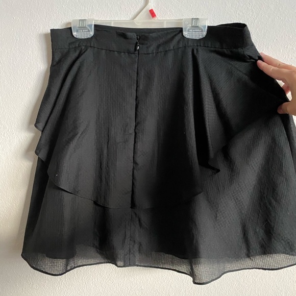 BCBG generation ruffled mini skirt in black - Picture 3 of 4
